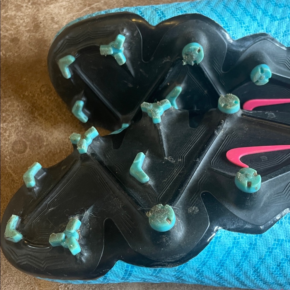 Nike Phantom Women's Blue And White Soccer Shoes. Good Condition. Size 7. - Picture 7 of 9
